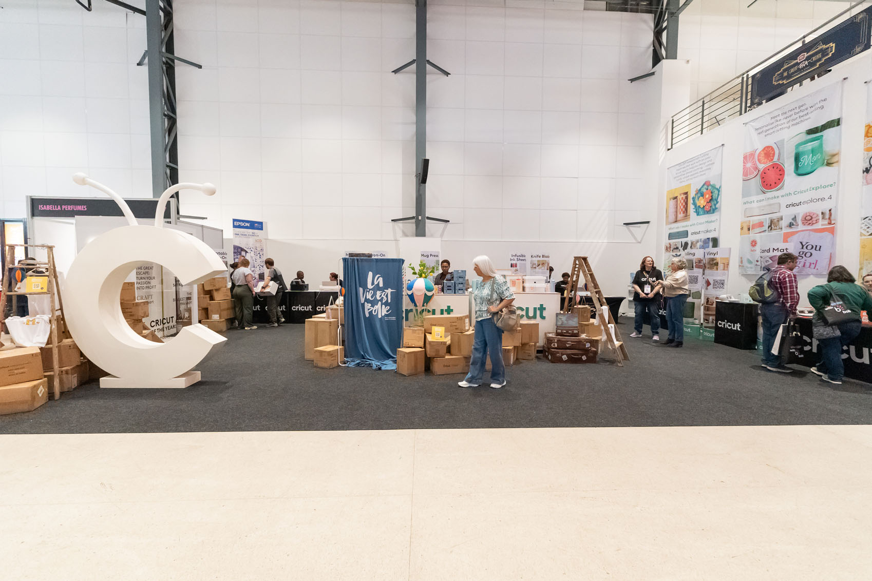 HX26-DSC02612Stands003