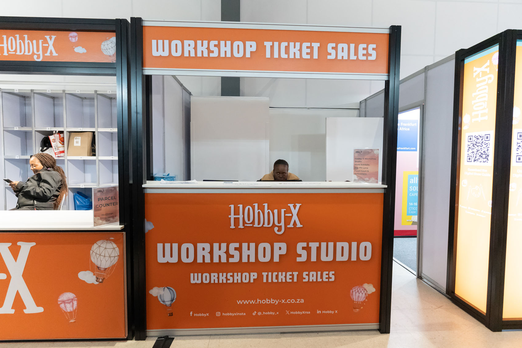 HX26-DSC02696Stands029