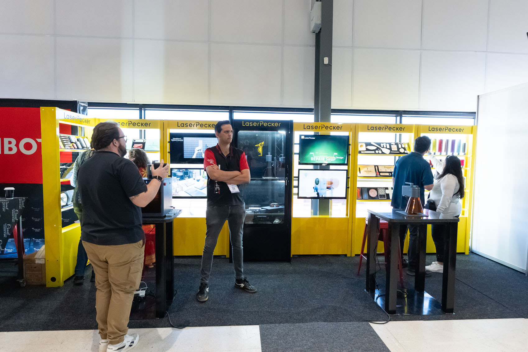 HX26-DSC05018Stands055